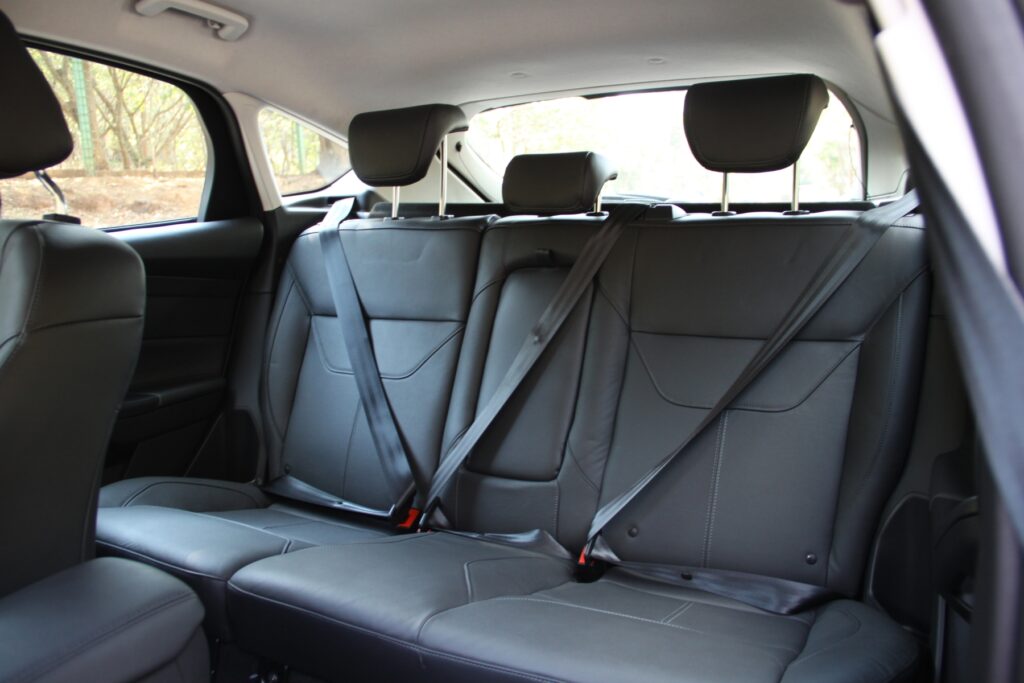 ford focus se 1.6 hatch medio modelo 2015 azul escuro interior banco traseiro estatico
