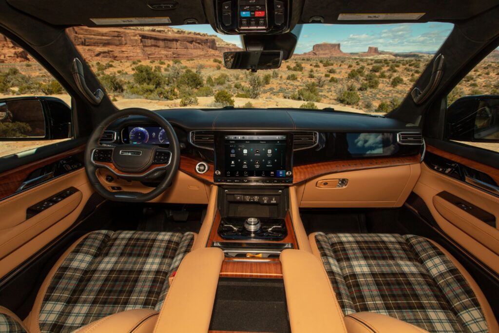 Interior do Jeep Grand Wagoneer Overland.