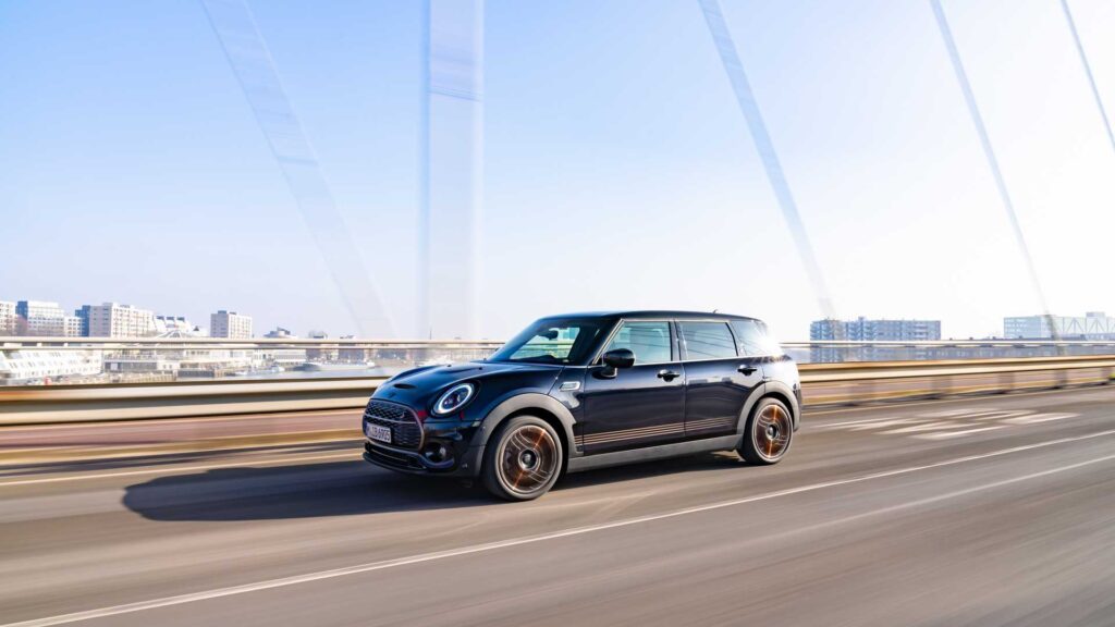 Mini Clubman Final Edition visto de lado em movimento na via. 