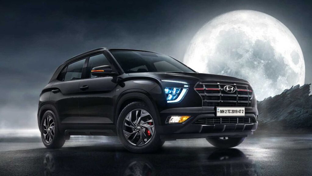 Hyundai Creta Knight visto de frente. Atrás dele, há uma grande lua cheia no céu.