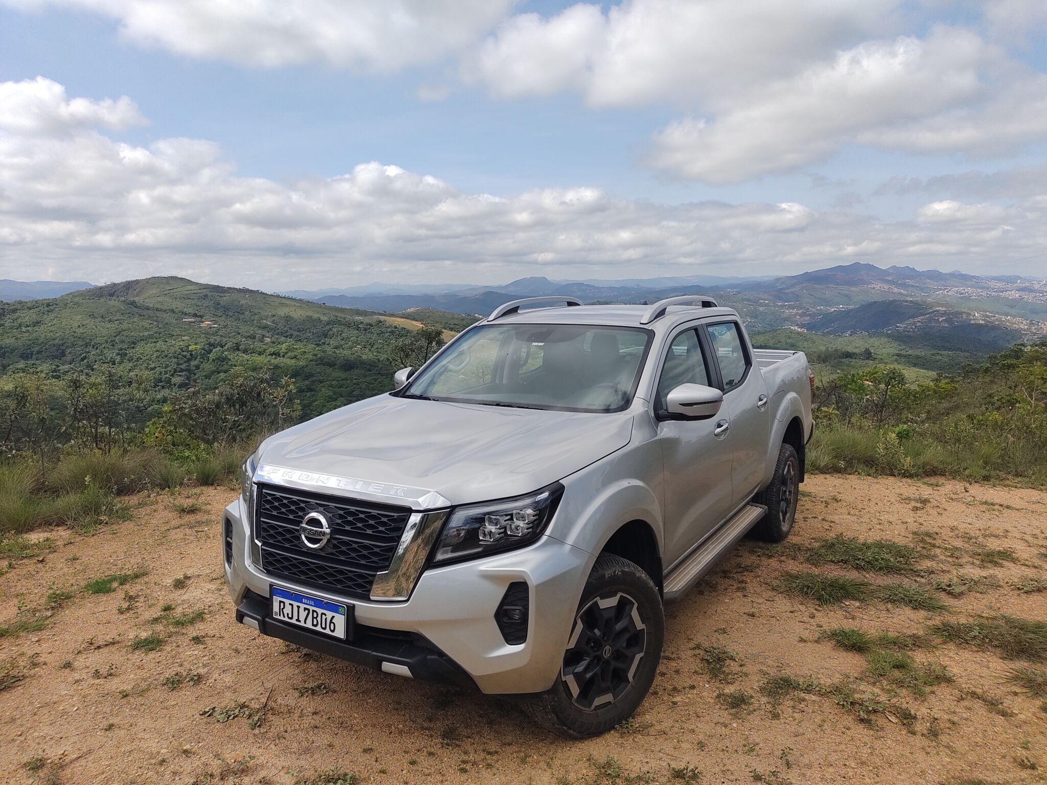 Nissan Frontier XE 2023 prata de frente