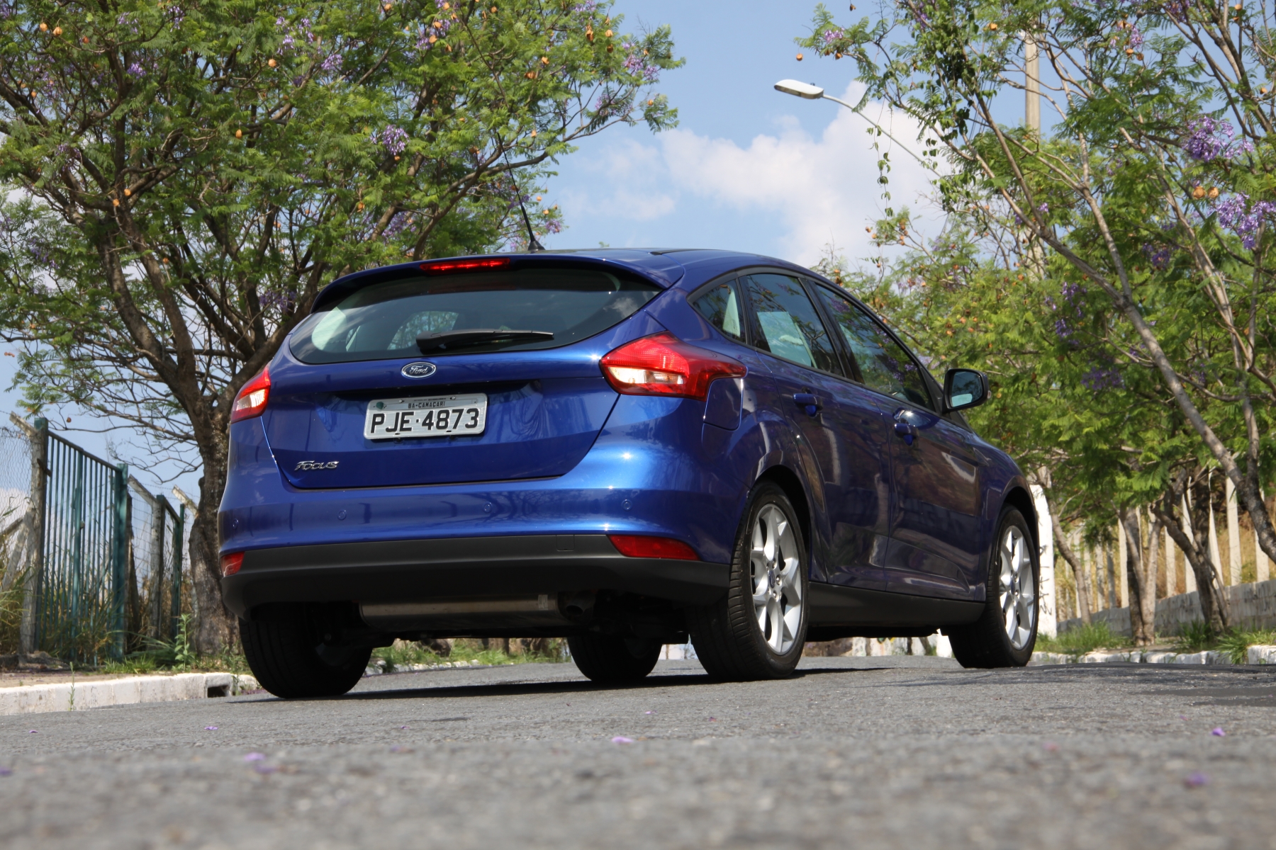 ford focus se 1.6 hatch medio modelo 2015 azul escuro de traseira no asfalto estatico