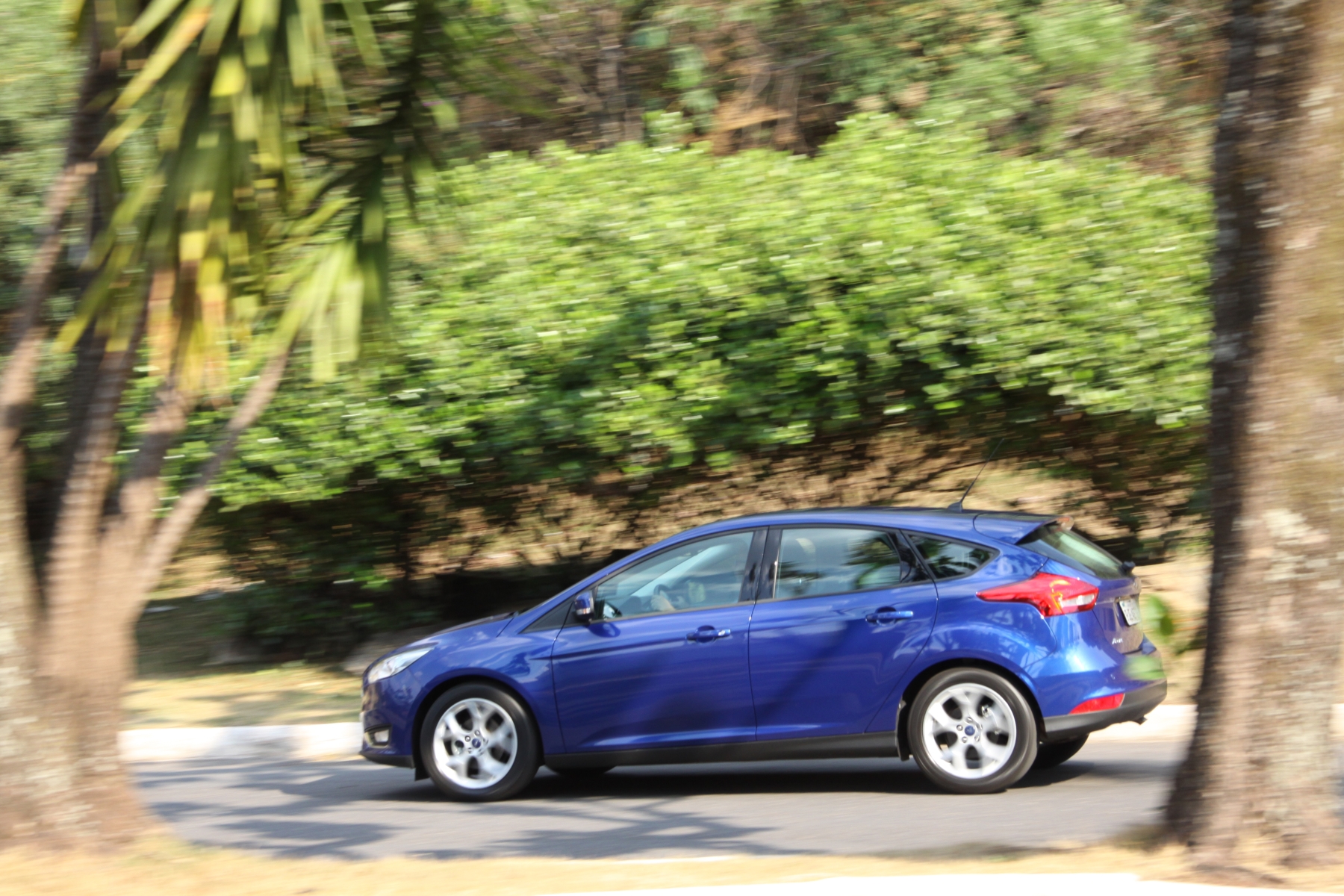 ford focus se 1.6 hatch medio modelo 2015 azul escuro de lateral no asfalto em movimento