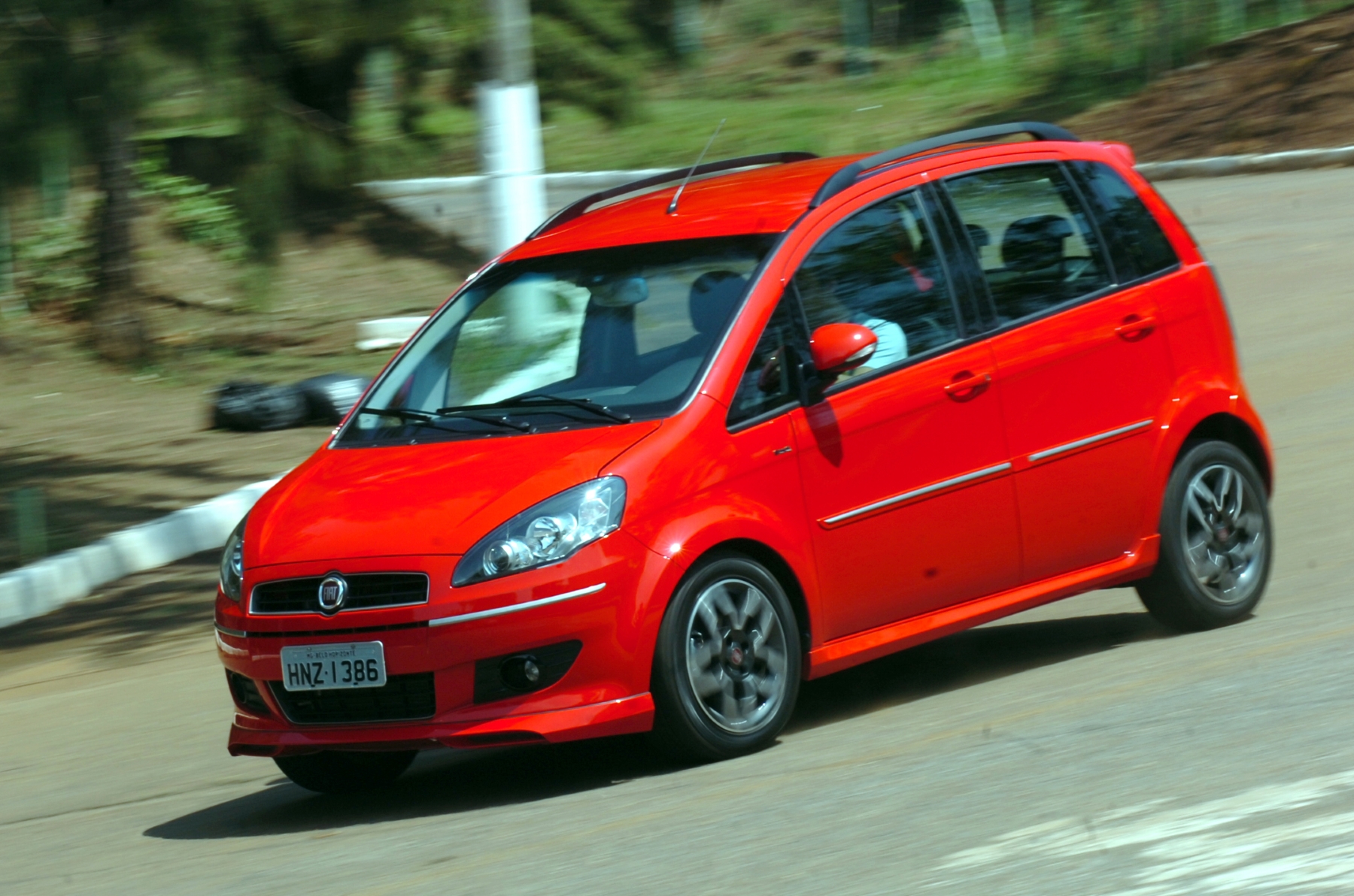 Misto de minivan e monovolume compacto, o Fiat Idea tem a versão Sporting 1.8, com pegada mais esportiva