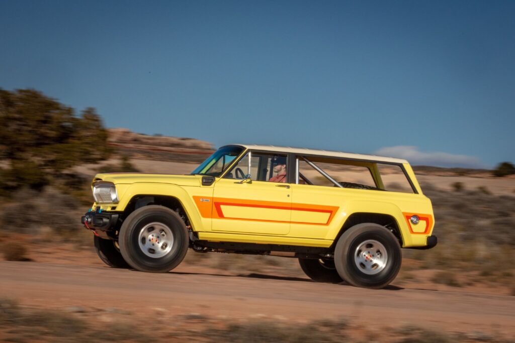 Cherokee 4xe 1978 visto de lado em terreno desértico.