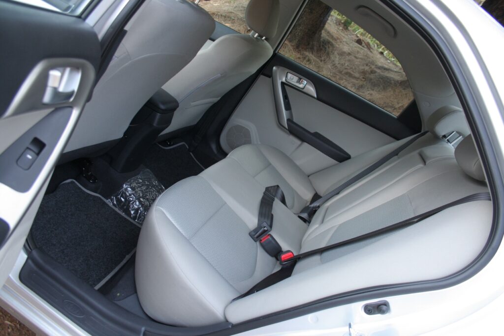 kia cerato sedan medio modelo 2010 prata interior banco traseiro estatico no asfalto