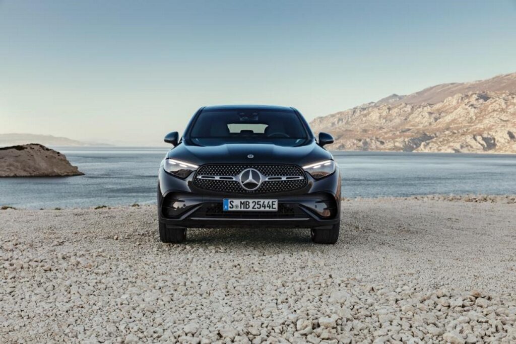 GLC Coupe visto de frente em areia com lagoa em sua frente.