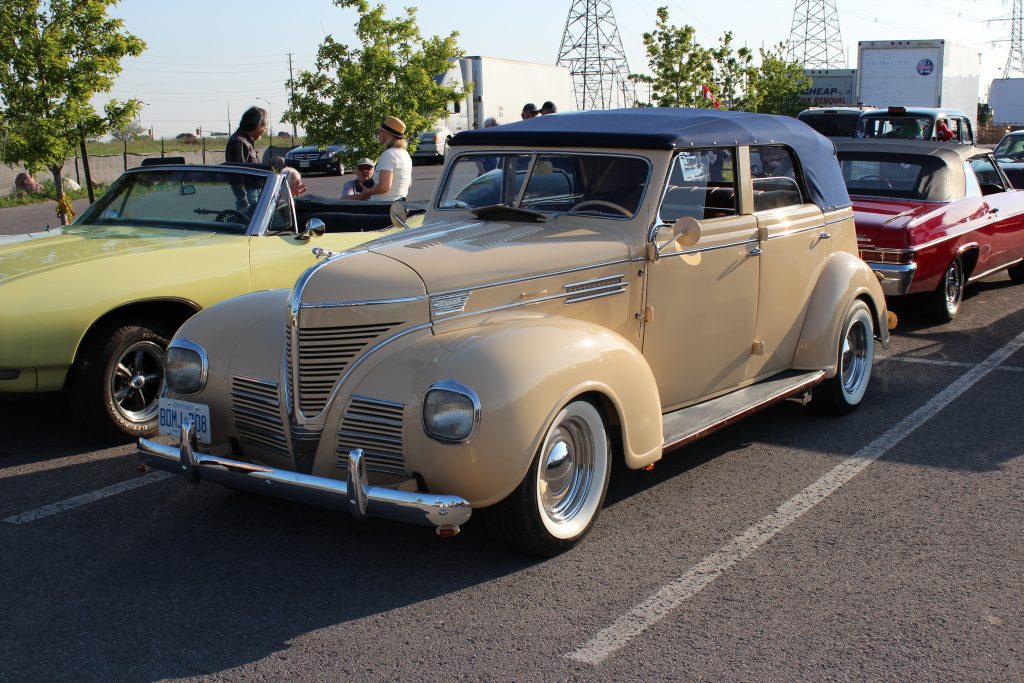 Dodge 1939 Sedan Conversivel de frente: este foi o primeiro carro de Silvio Santos.