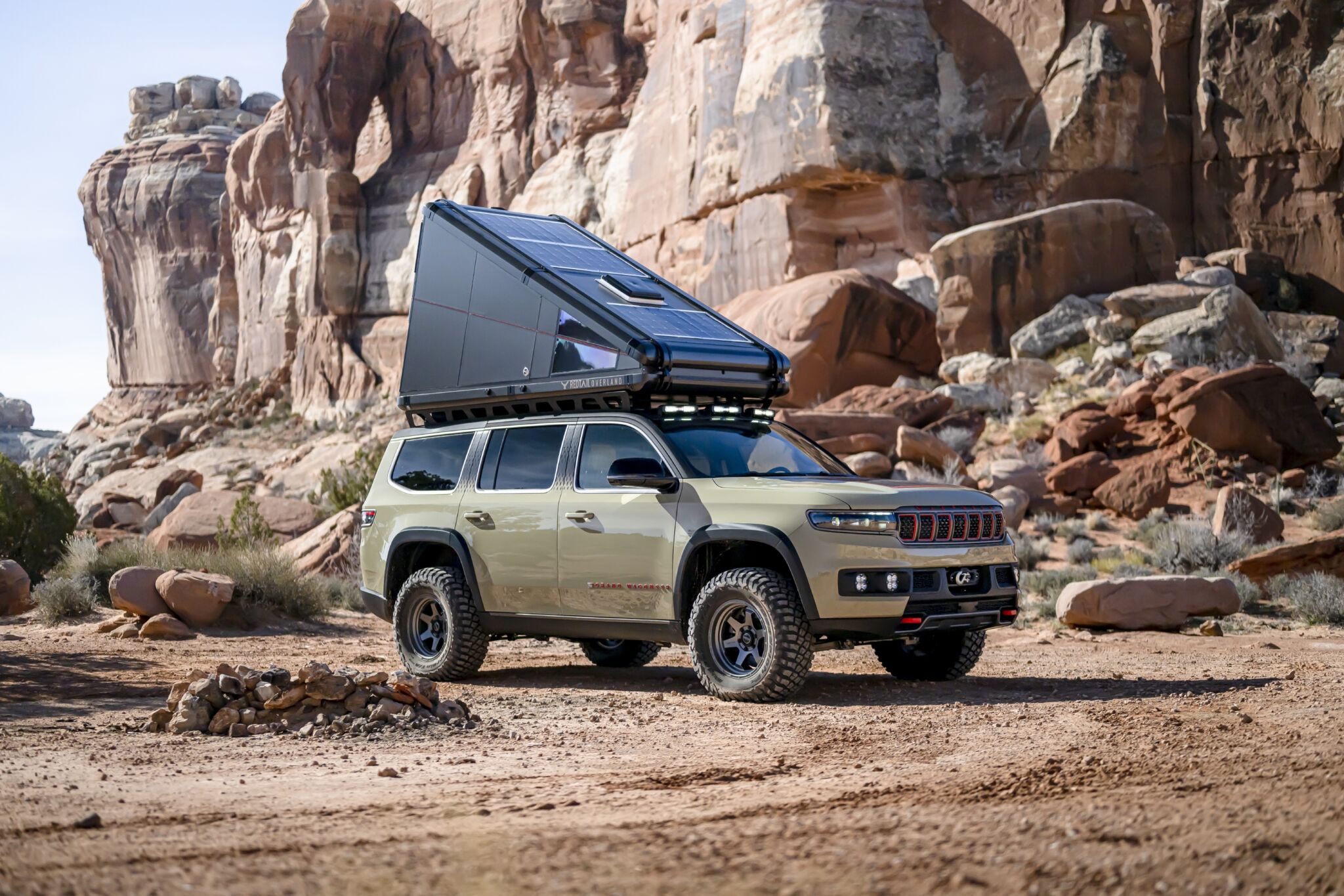 O conceito Jeep Grand Wagoneer Overland possui barraca no teto com quarto aconchegante para duas pessoas 