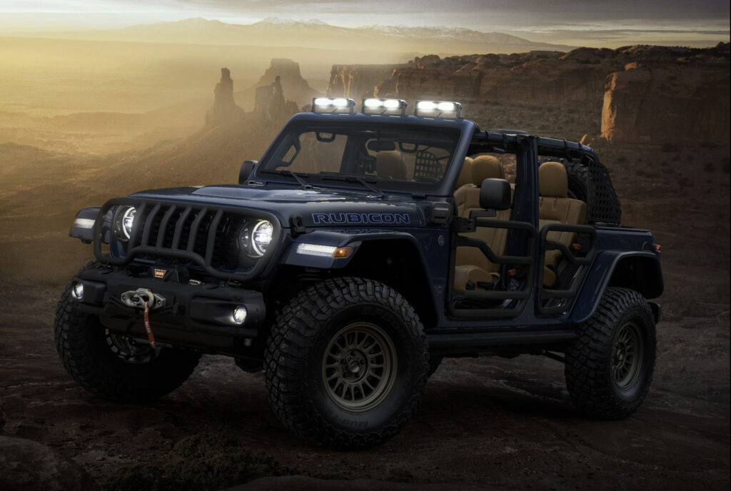 Wrangler Rubicon 4xe Departure Concept visto da diagonal frontal em terreno desértico.