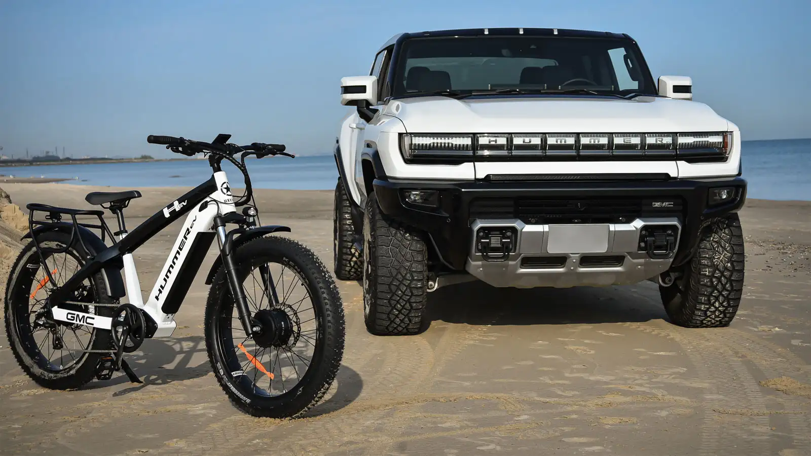 Bicicletas com marcas de carro; modelo da Hummer.