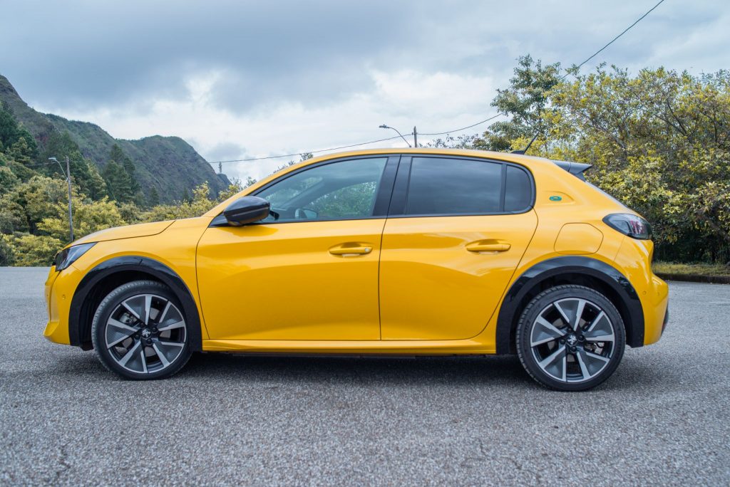 Peugeot e-208 elétrico 2022 amarelo de lado.