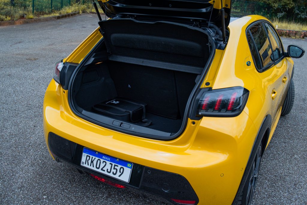 Porta-malas do Peugeot e-208 elétrico 2022 amarelo.