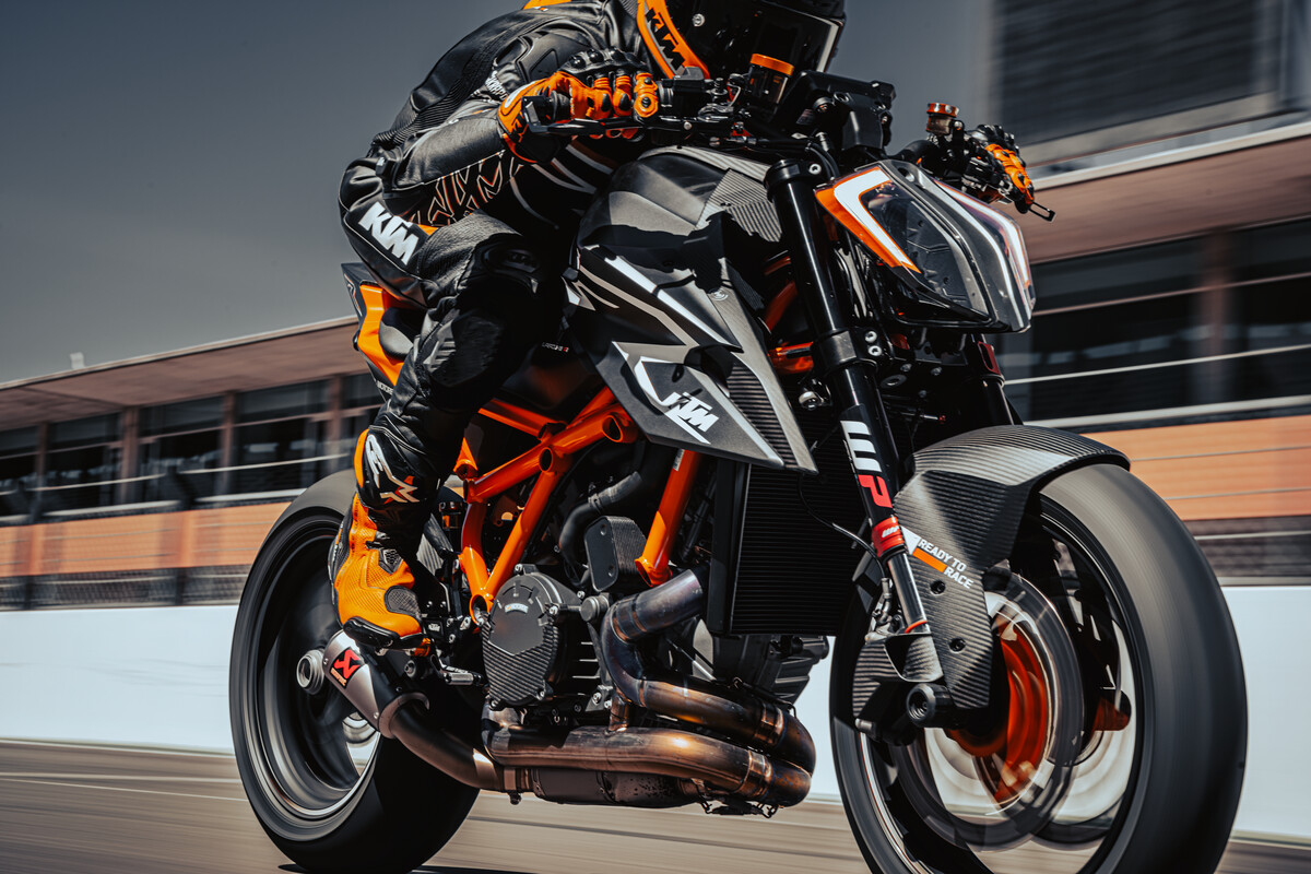 KTM Super Duke 1290 RR vermelha e preta de frente em movimento