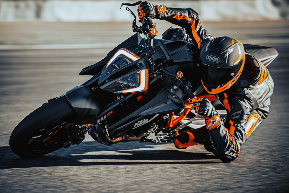 KTM Super Duke 1290 RR vermelha e preta de frente fazendo curva