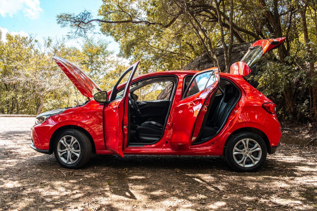 Fiat Argo automático 2023 vermelho de lado com as portas abertas.