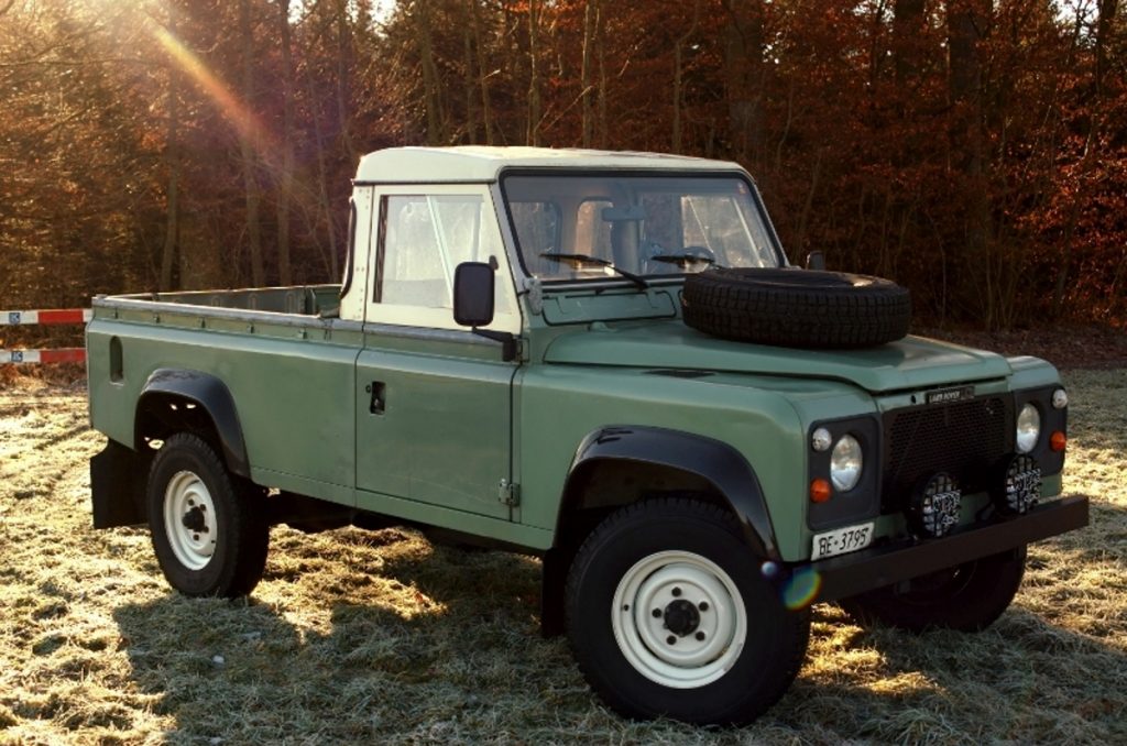 Land Rover Defender 110 verde de frente; para matéria sobre caminhonetes derivadas de jipes.