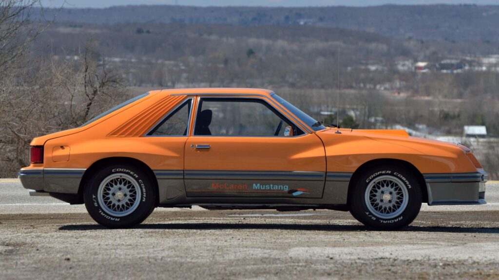 Protótipo M81 McLaren Mustang 1980 visto de lado.