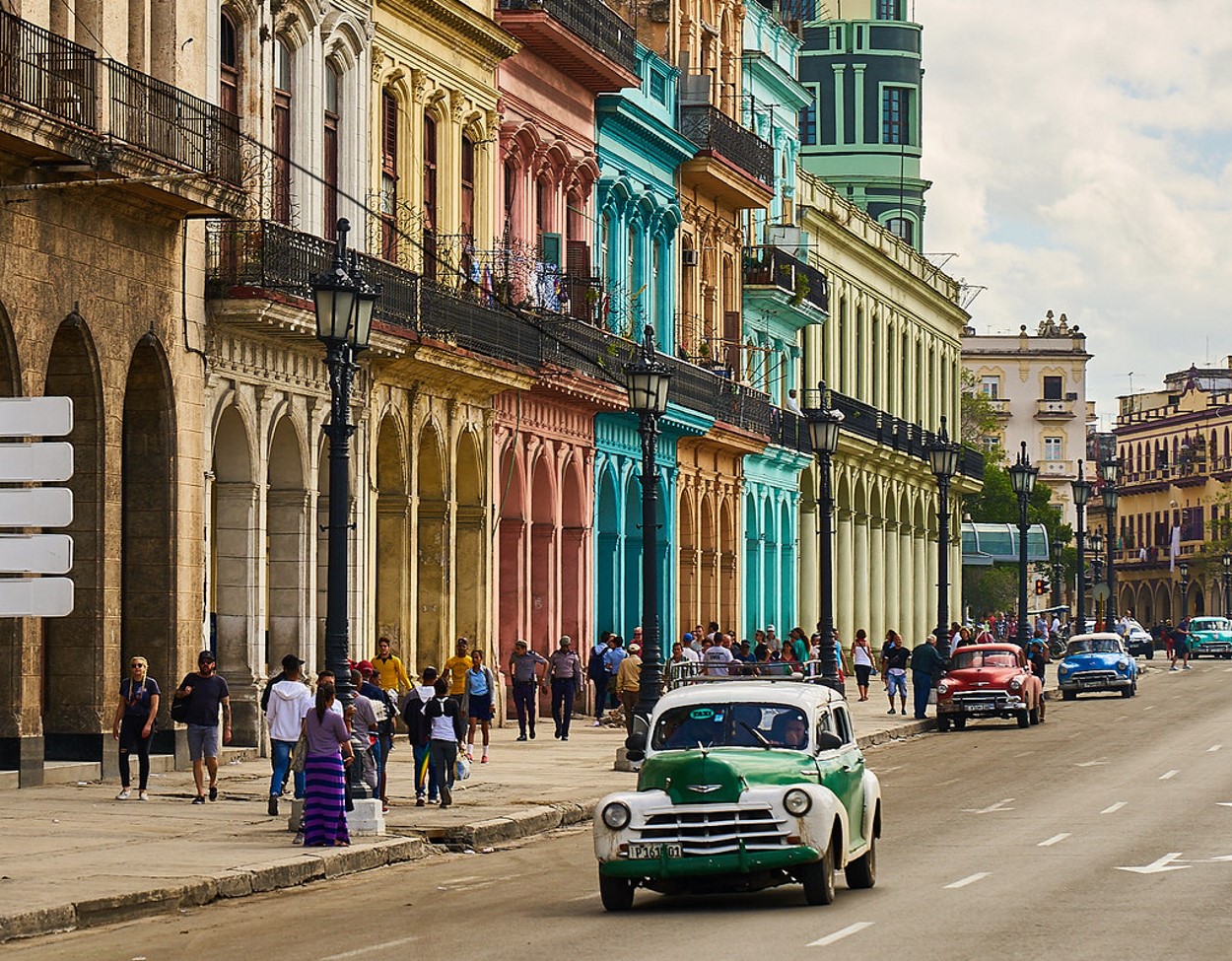 Em Cuba, é comum se ver apenas carros antigos andando pelas ruas 