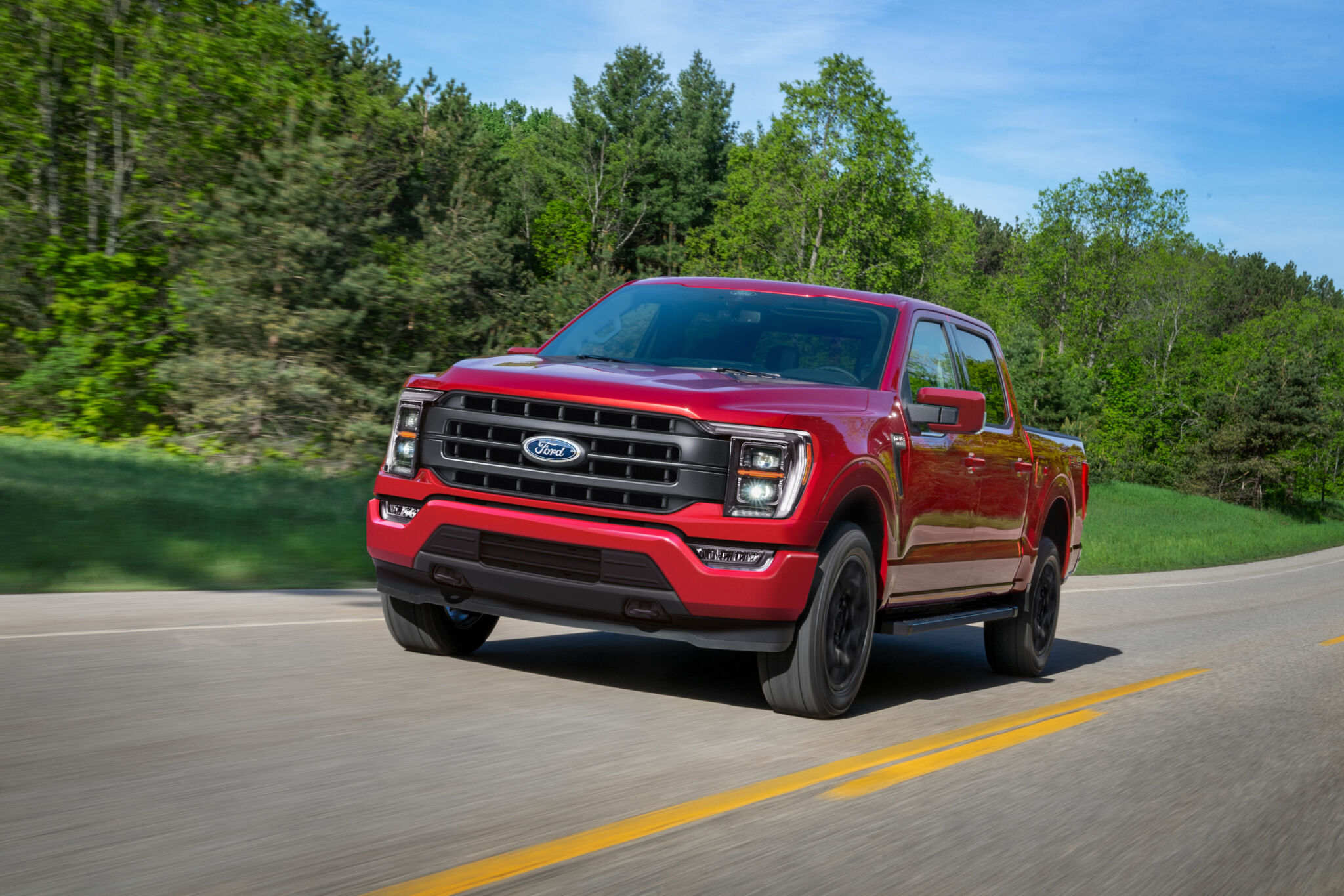 Ford F-150 Lariat de frente em movimento