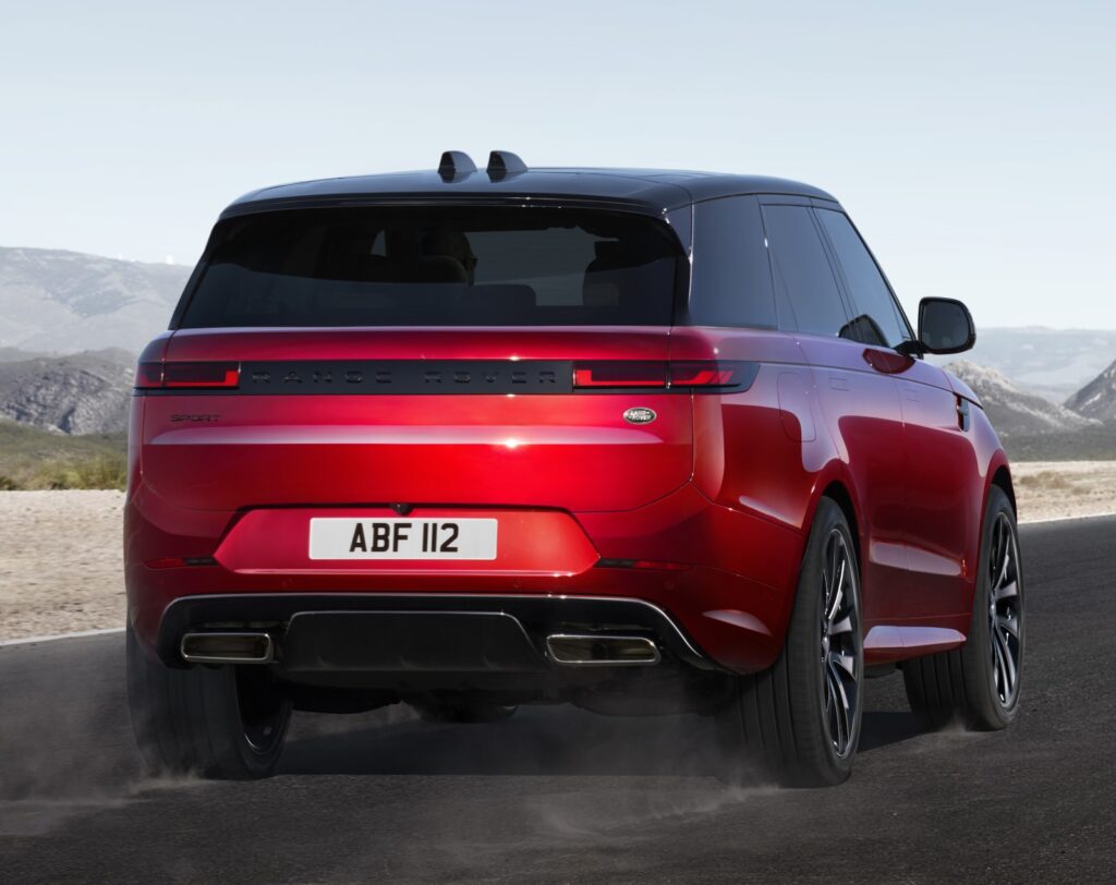 Novo Land Rover Sport híbrido vermelho visto de trás. 