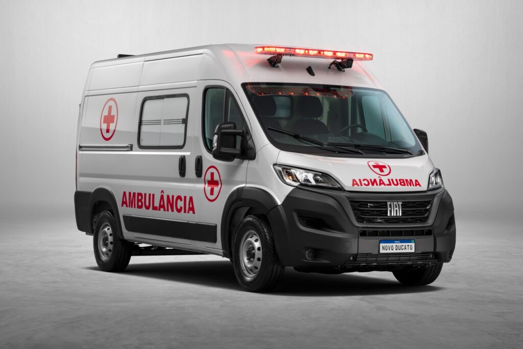 novo fiat ducato modelo 2023 ambulancia de frente estatico no estudio