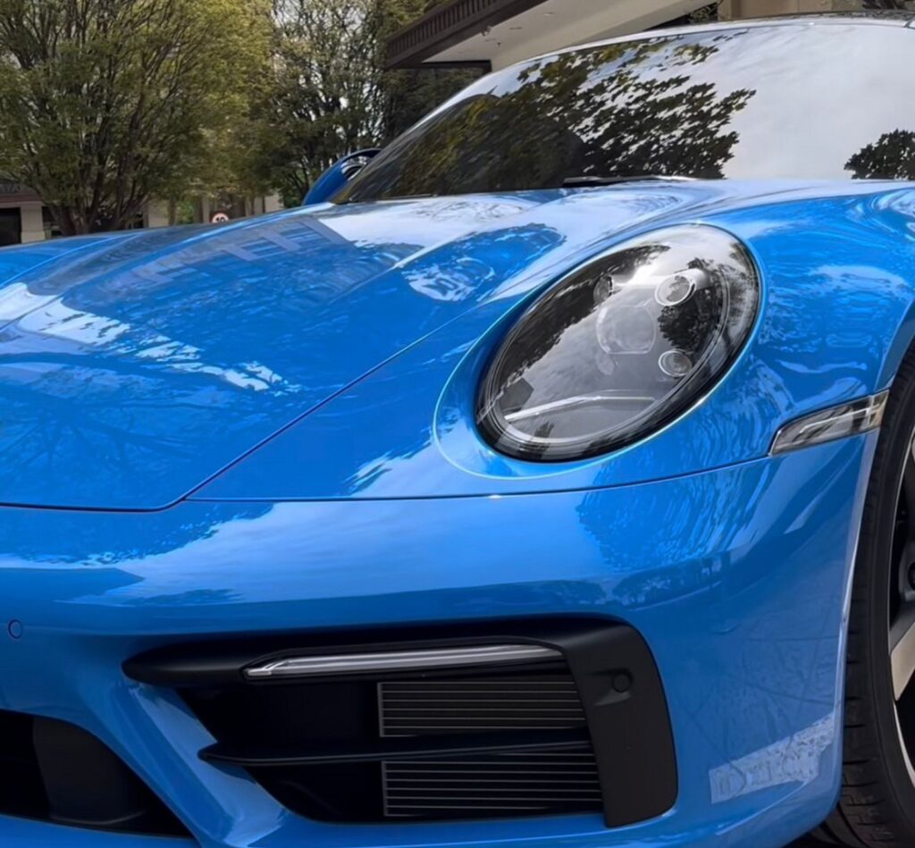 Porsche 911 Carrera S azul baseado na Sally.