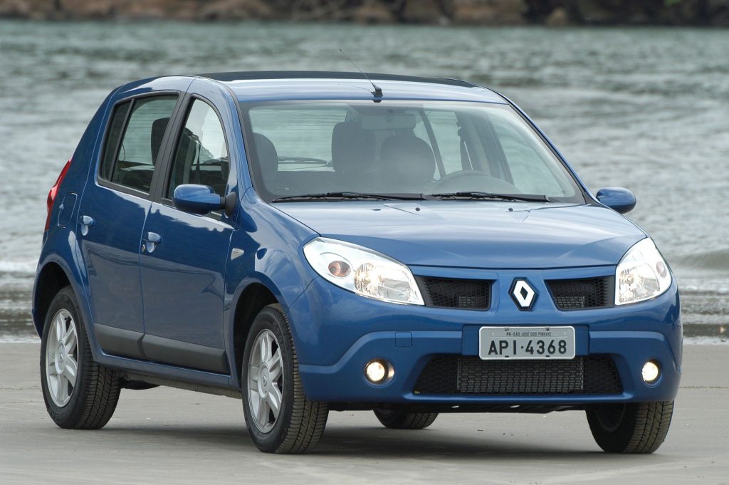 Renault Sandero 2007 azul de frente.