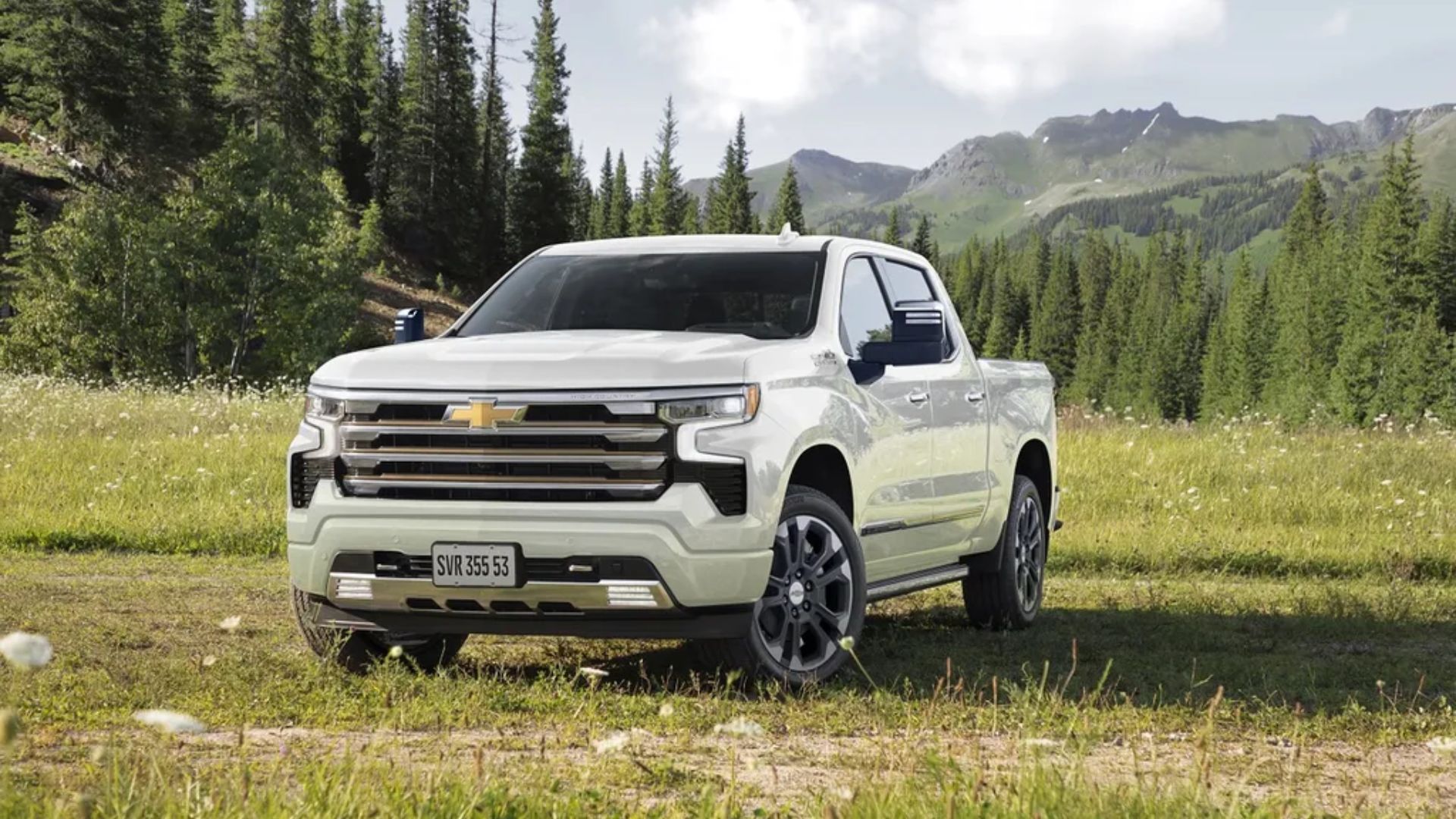 Chevrolet Silverado 2023 branca em posição diagonal em area verde; ; caminhonete foi um dos prêmios da vencedora do BBB23.