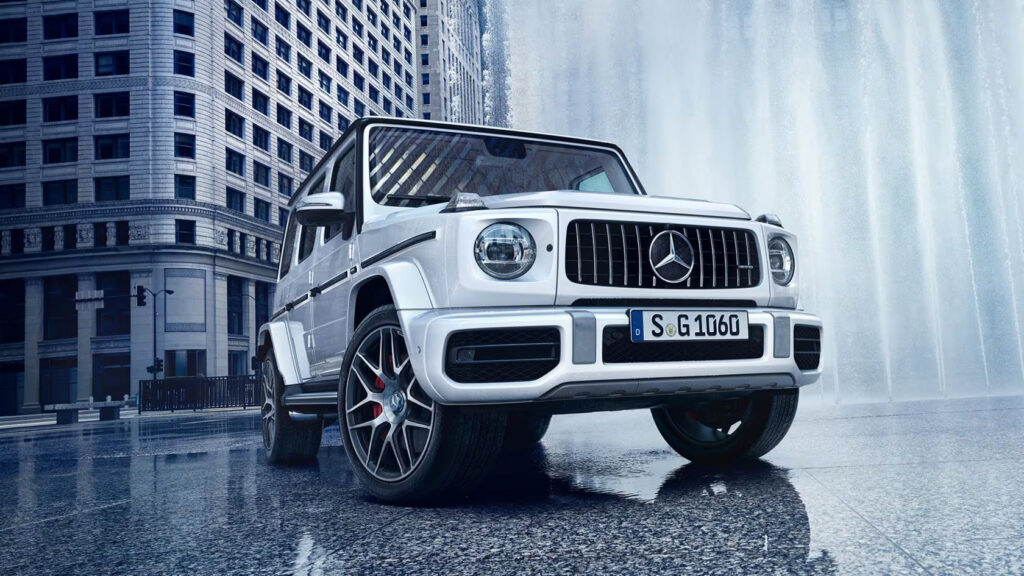 Mercedes-AMG G63 branco visto da diagonal frontal.