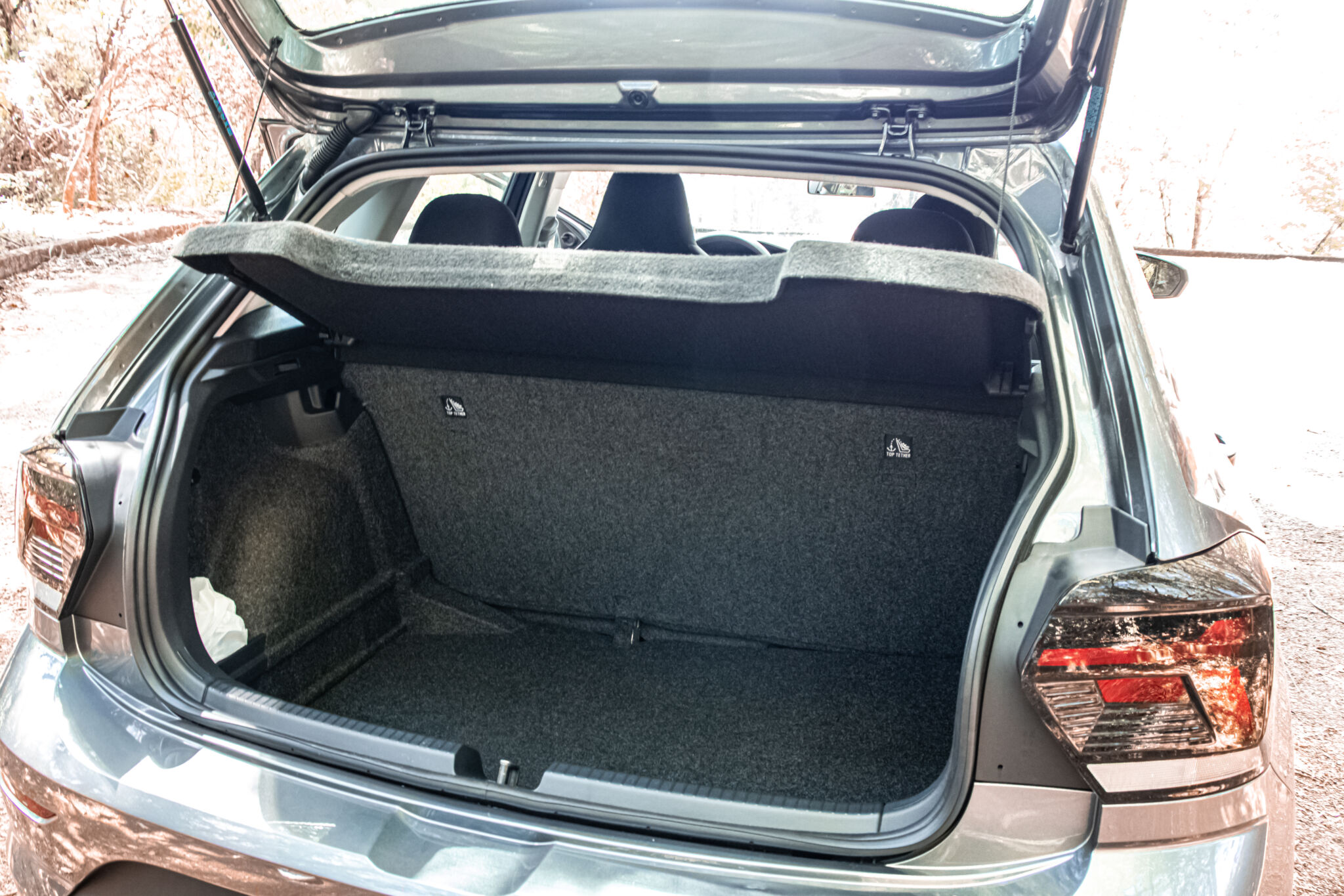 Porta-malas de 300 litros do Volkswagen Polo Track 2023