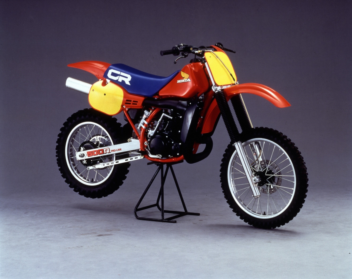 honda cr 500r de frente vermelho azul amarelo estatico estudio