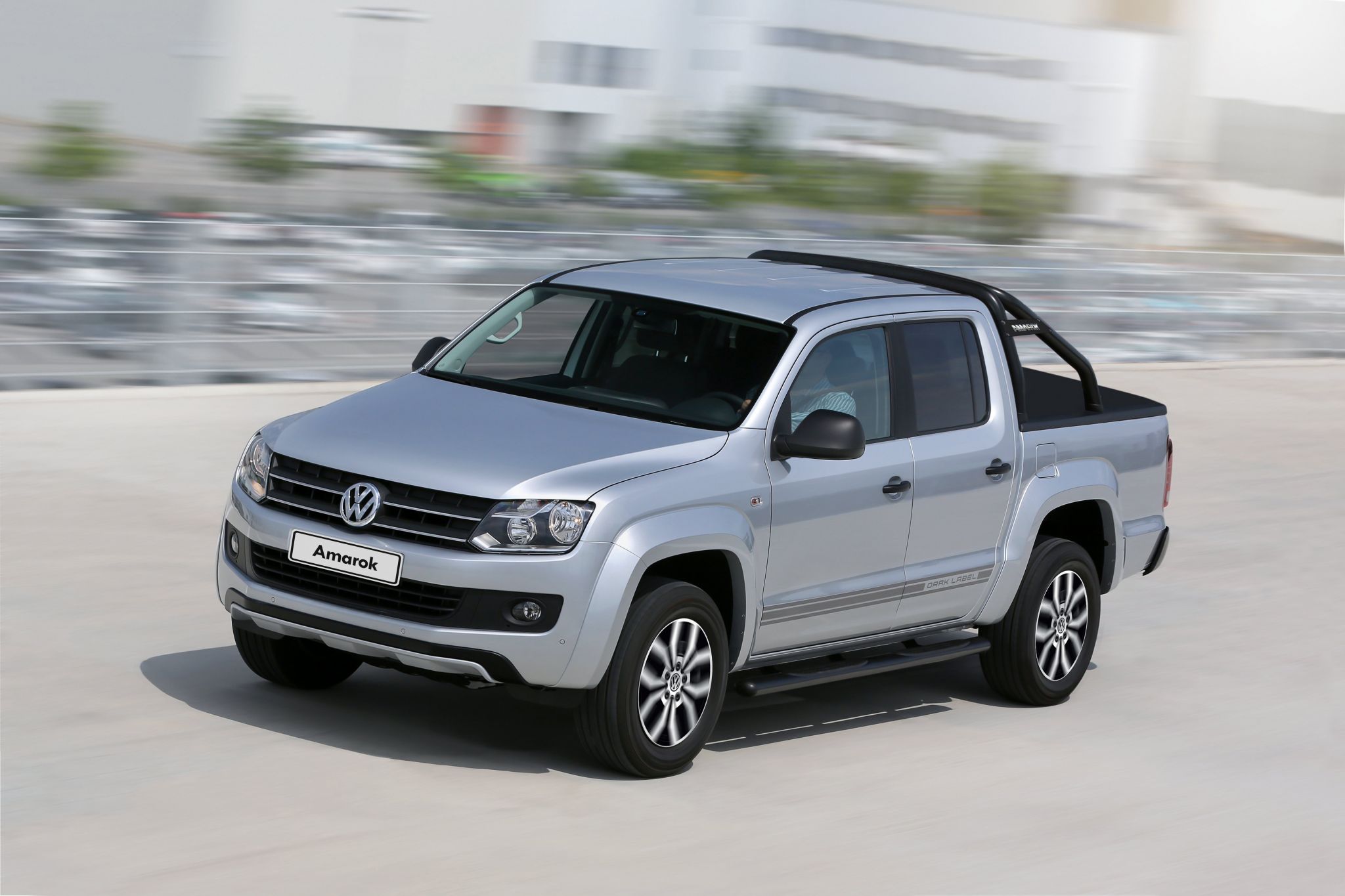 Volkswagen Amarok Dark Label 2015 prata de frente em movimento