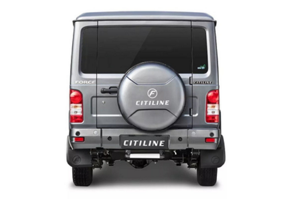 Novo grande SUV Citiline da Bajaj visto de trás em fundo branco.