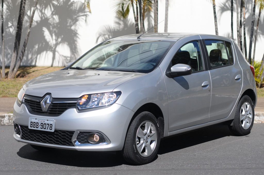 Renault Sandero 2017 prata de frente.