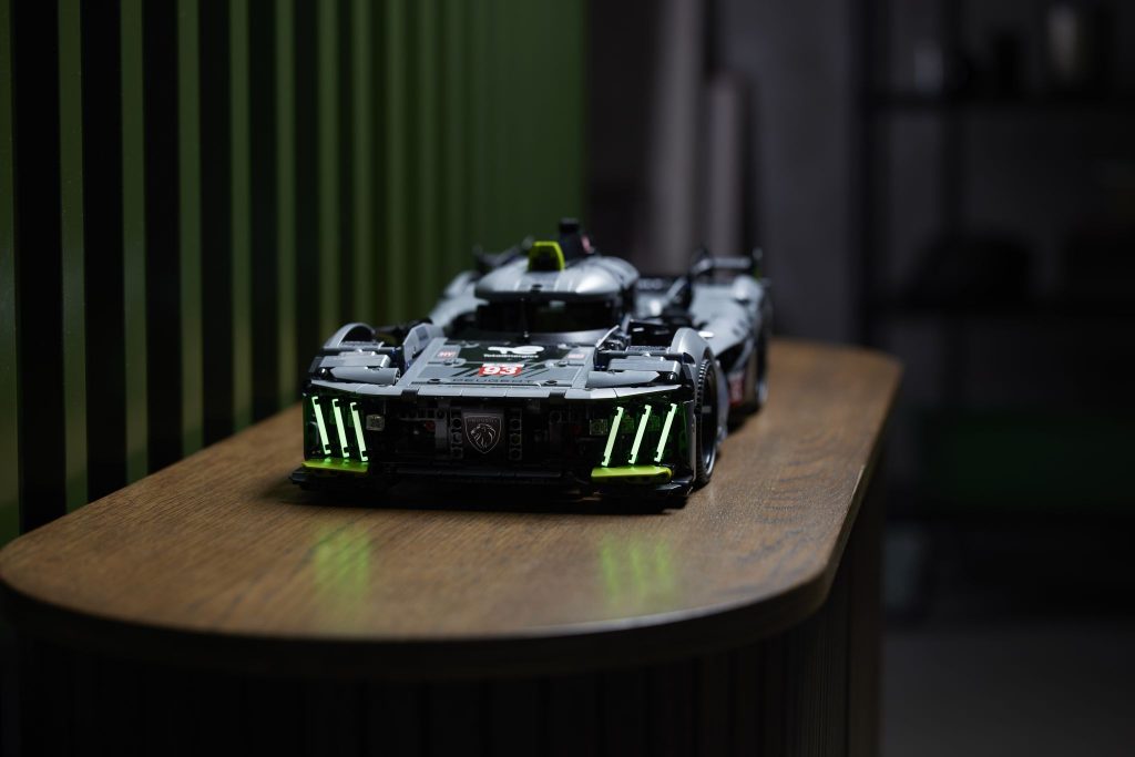 Peugeot Hypercar 9x8 de Lego; luzes. 