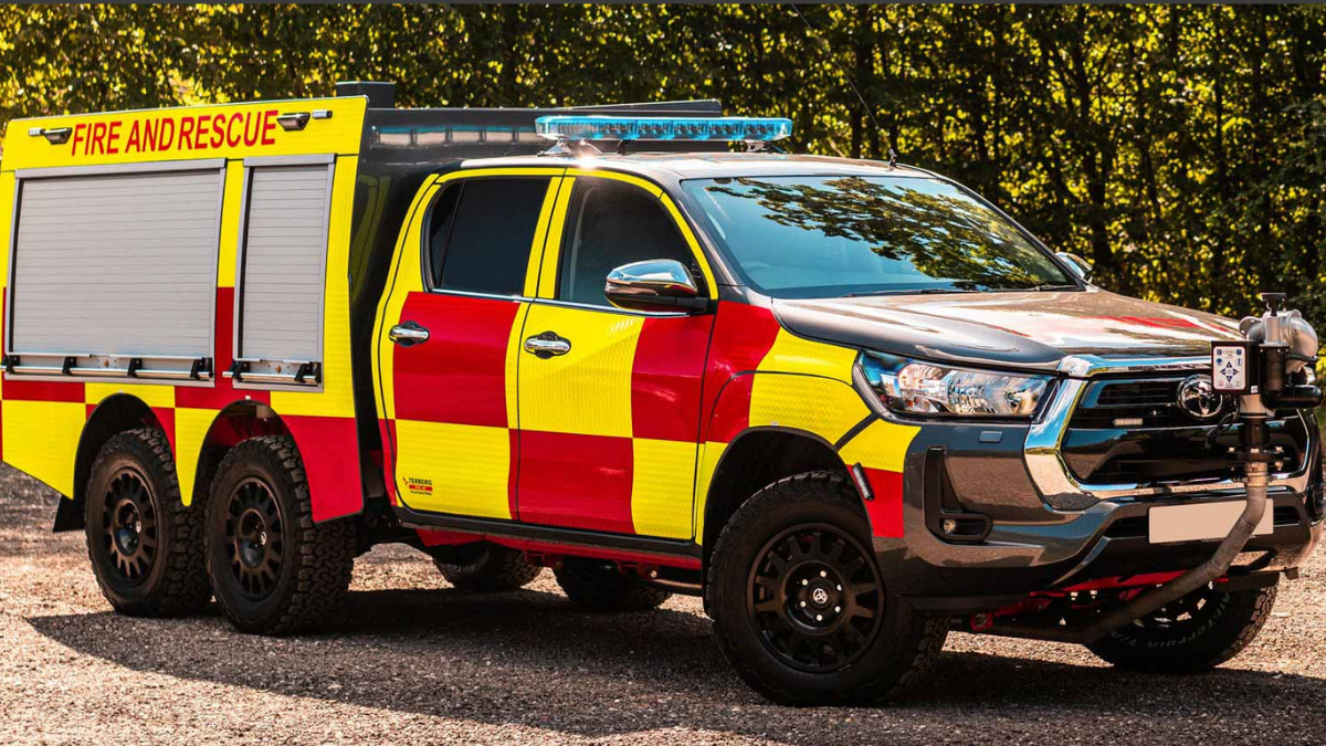 Hilux 6x6 é a grande  alternativa para combate aos incêndios dos carros elétricos 