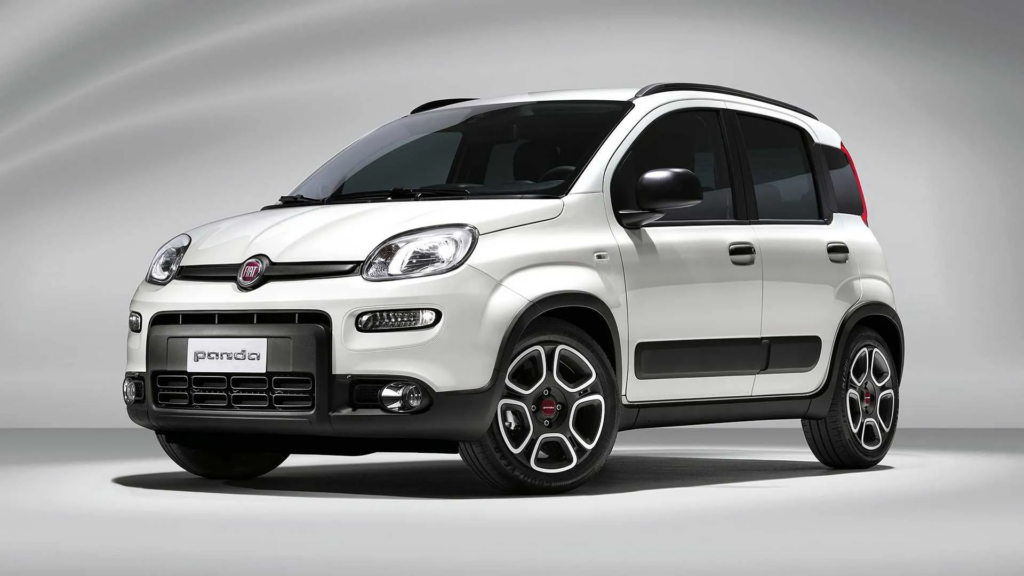 Fiat Panda branco visto da diagonal frontal em fundo todo branco. 