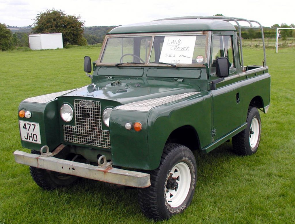 Land Rover Series 1963 verde de frente; para matéria sobre caminhonetes derivadas de jipes.