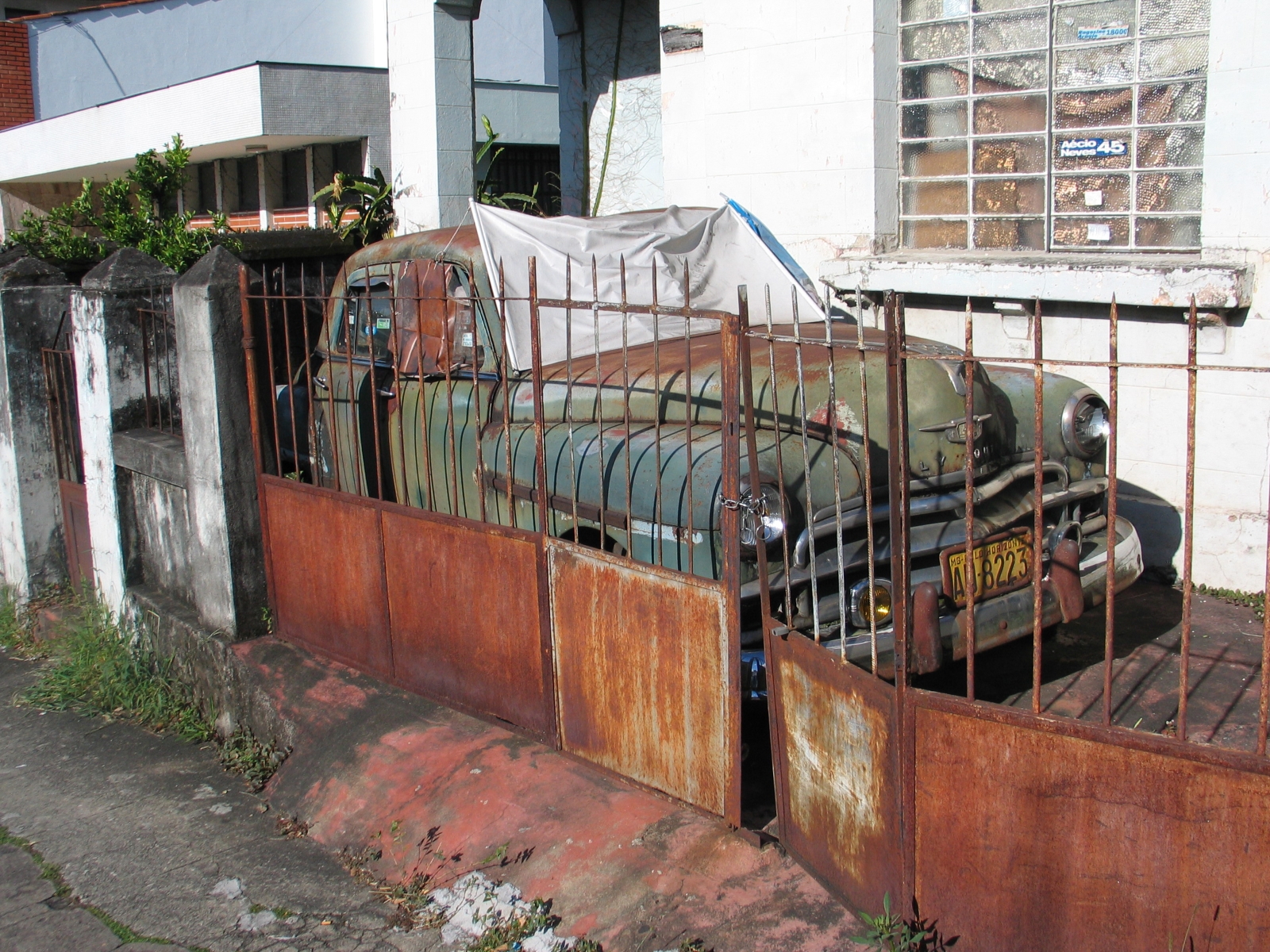 Alguns carros ficam abandonados por décadas na garagem de casa e poderiam ser doados para ajudar outras pessoas