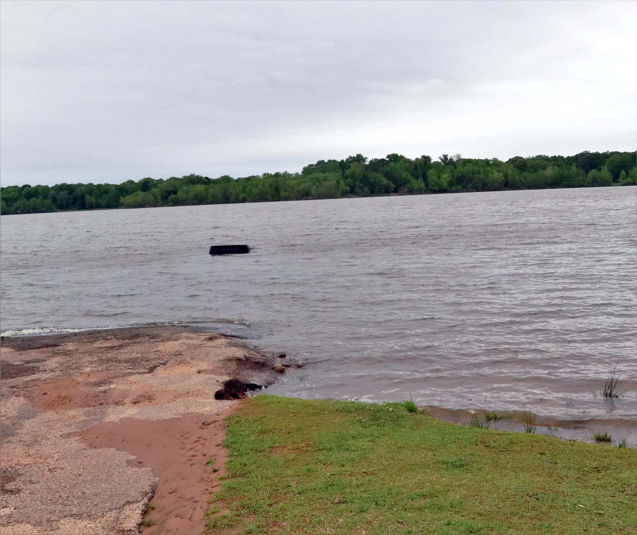 Imagem que mostra o lago do Texas. É possível ver de longe o teto do Jeep Wrangler afundado.