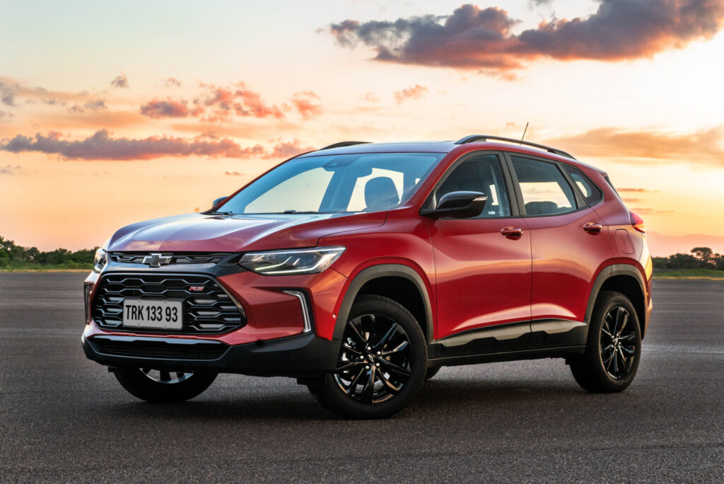 Chevrolet Tracker RS vermelho visto da diagonal frontal.