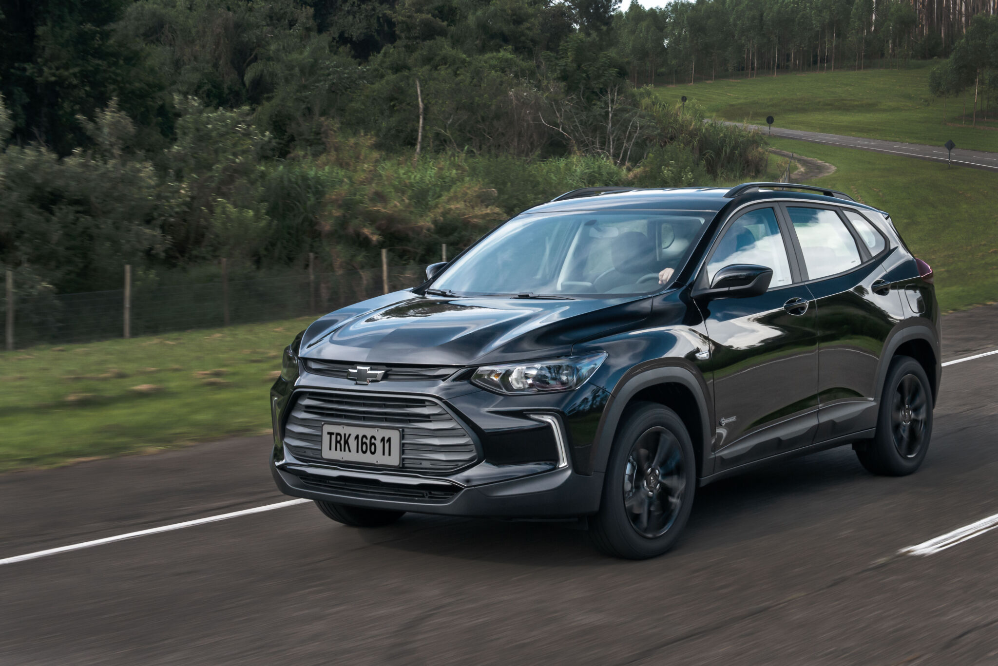 Chevrolet Tracker Midnight visto de frente em movimento na estrada.