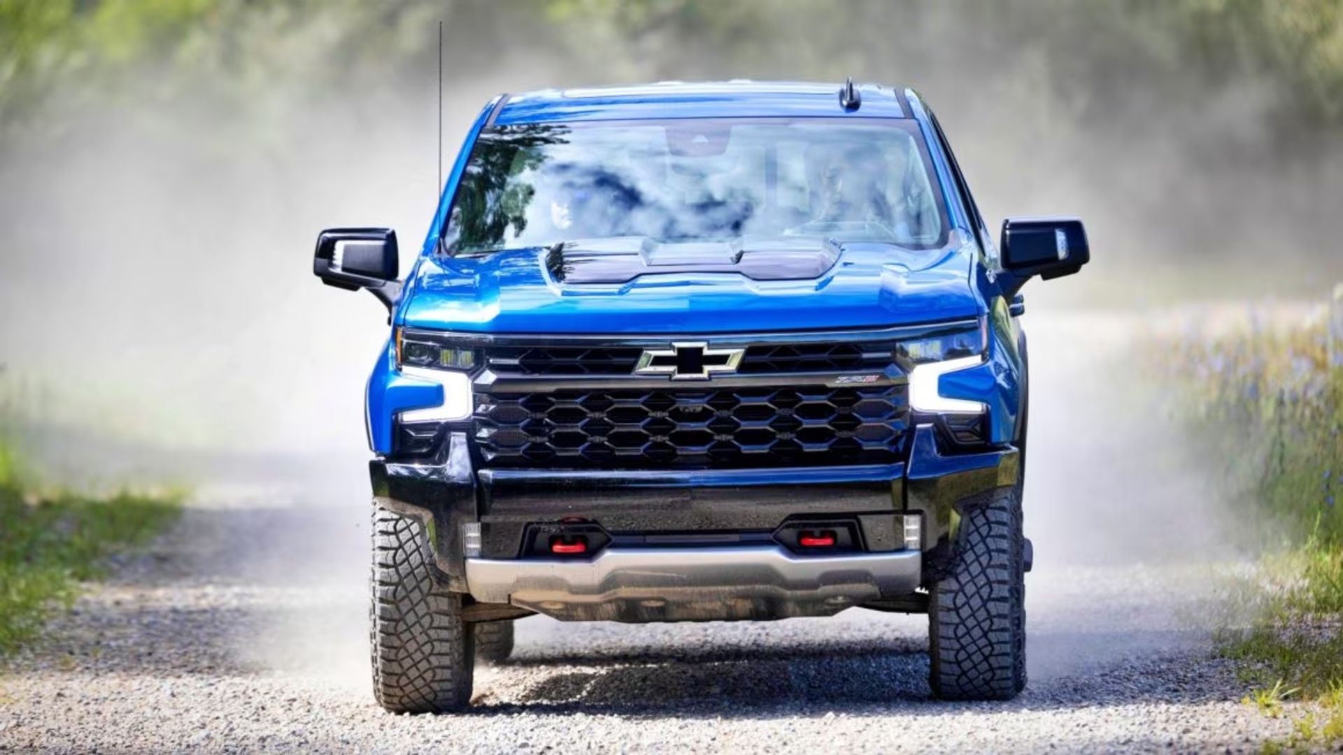 Chevrolet Silverado 2023 Azul de frente em estrada de terra; caminhonete foi um dos prêmios da vencedora do BBB23.