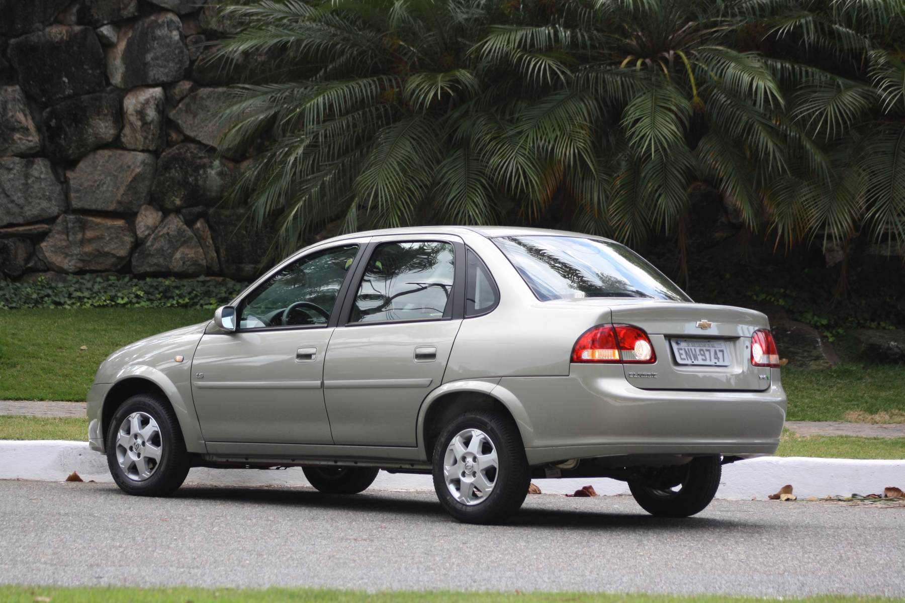 chevrolet classic modelo 2011 prata de traseira estatico no asfalto