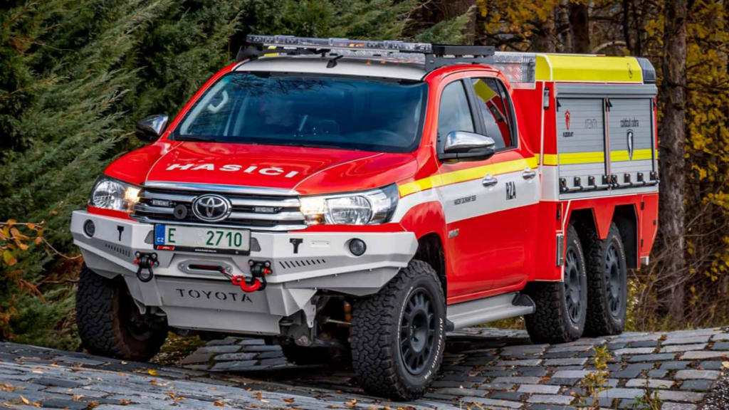 Toyota hilux 6x6-prospeed- vemelha e amarela- de bombeiro em vista diagonal