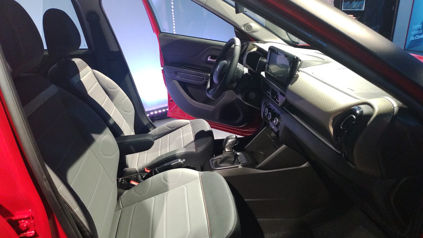 Interior dianteiro do novo Aircross.