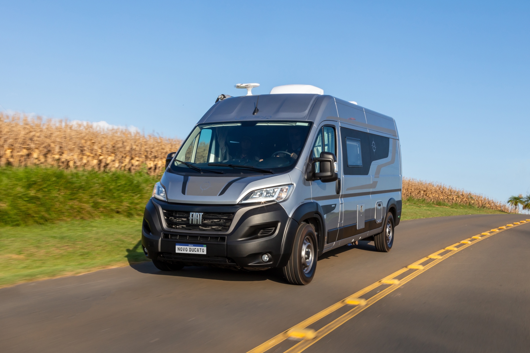 novo fiat ducato modelo 2023 motorhome prata de frente em movimento