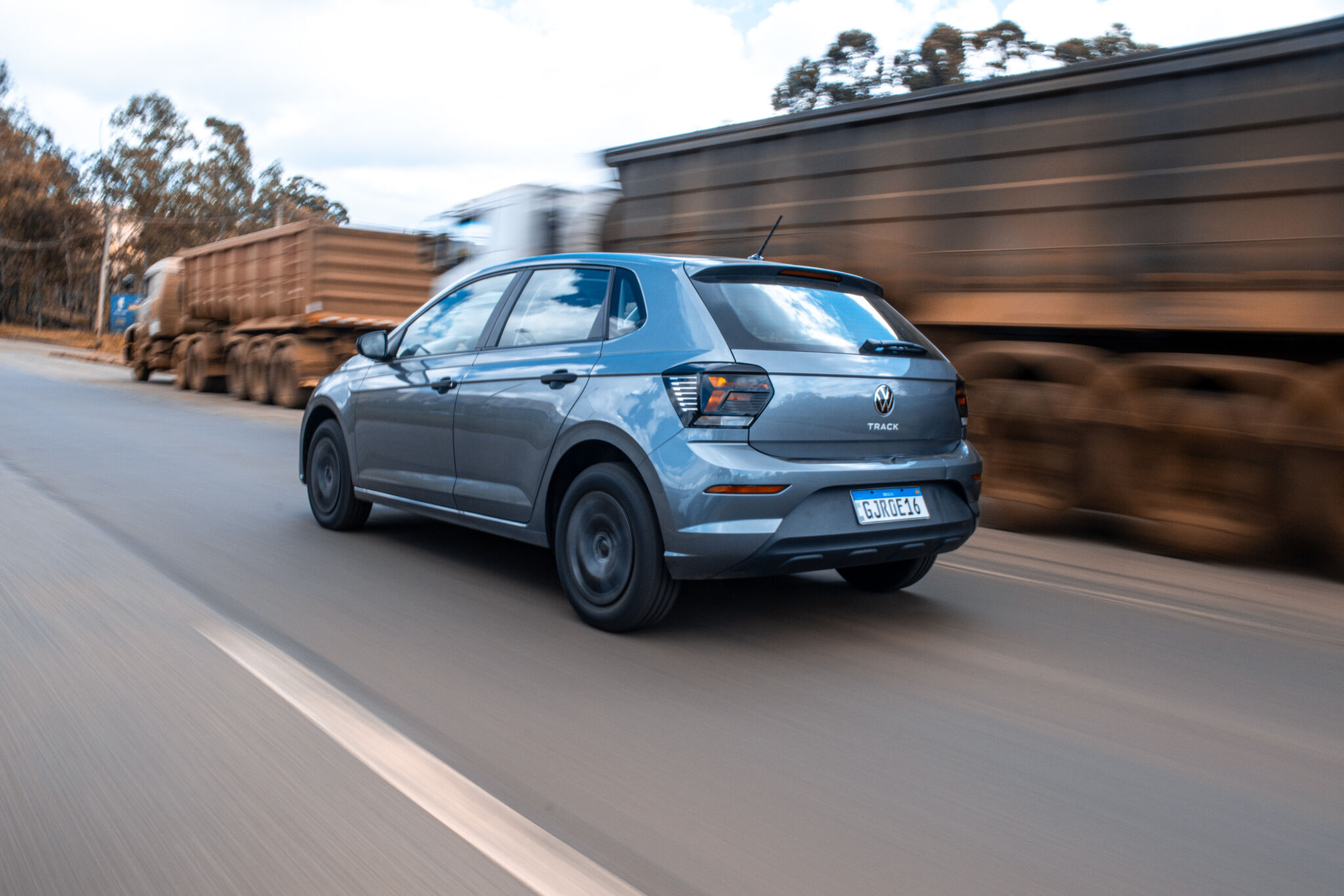 Volkswagen Polo Track 2023 cinza de traseira em movimento