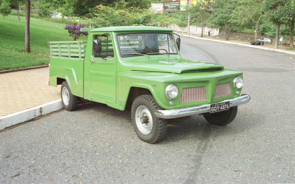 Ford F-75 verde de frente; para matéria sobre caminhonetes derivadas de jipes.